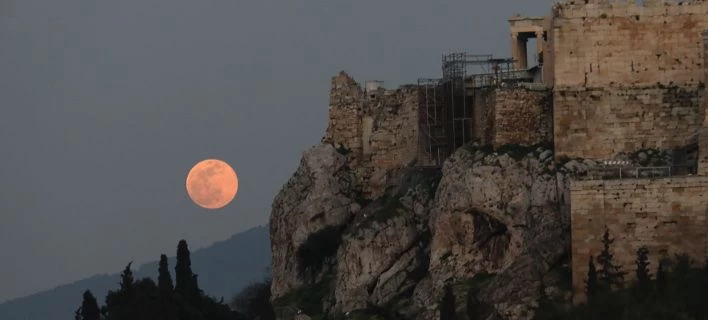 Εντυπωσιακές εικόνες! Η «σούπερ χιονισμένη σελήνη» φώτισε τον ουρανό της Αθήνας